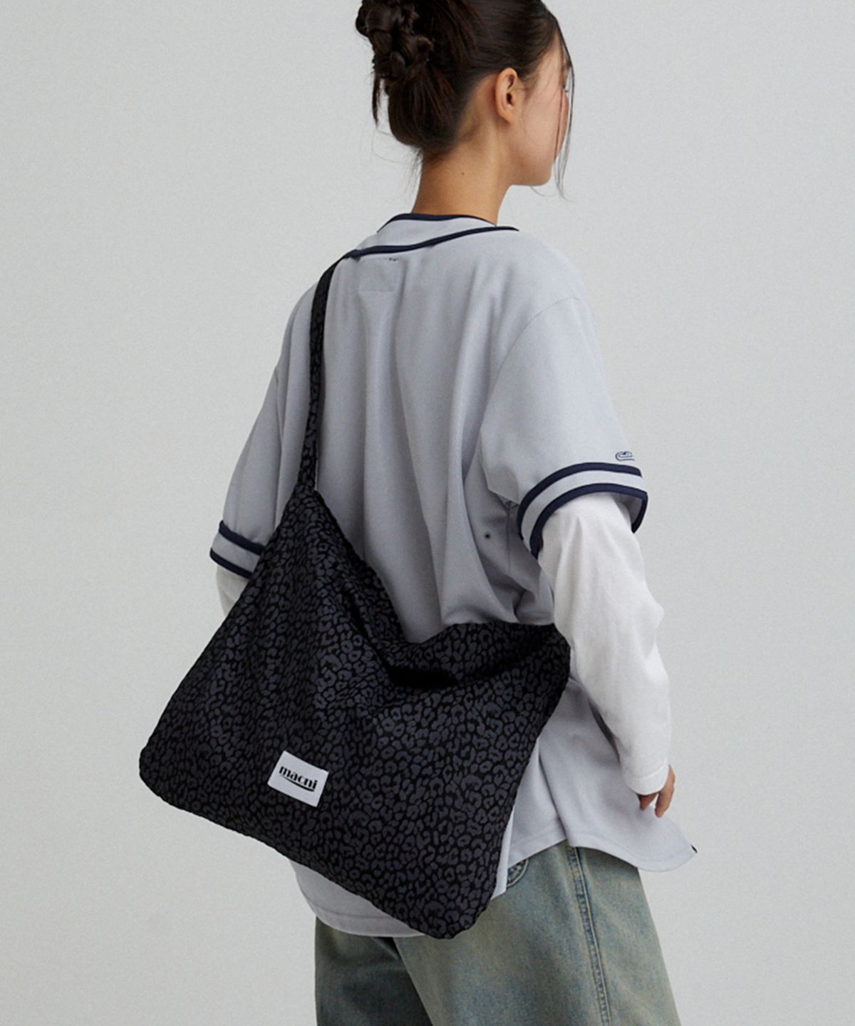 마크니(MACNI) LEOPARD SUEDE ECO CROSS BAG BLACK