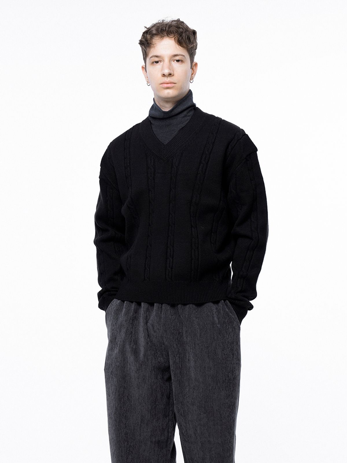 챈세스노이(CHANCE'S NOI) Dense Cable V-neck Kint - Black /M243TP07BK