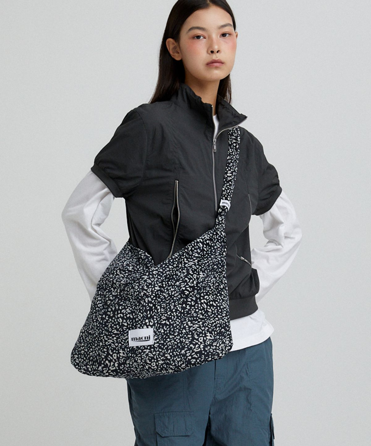 마크니(MACNI) LEOPARD CORDUROY ECO CROSS BAG BLACK