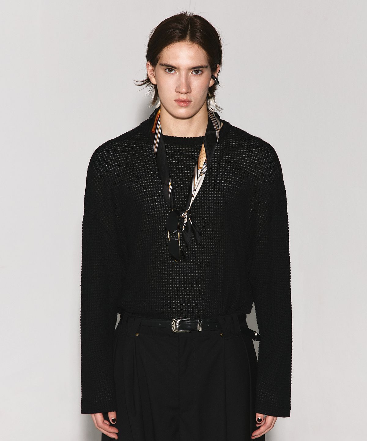 웨슬리 휴스턴(WESLEYHYUSTON) FRINGE SLEEVELESS LAYERED PUNCHING KNIT BLACK