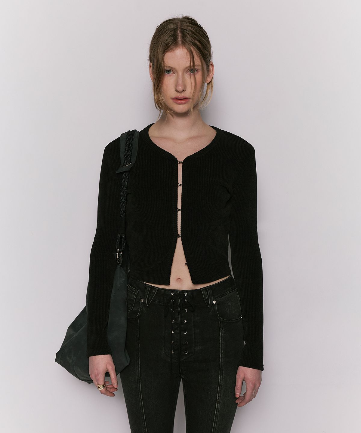 웨슬리 휴스턴(WESLEYHYUSTON) CROP HOOK RIBBED CARDIGAN BLACK