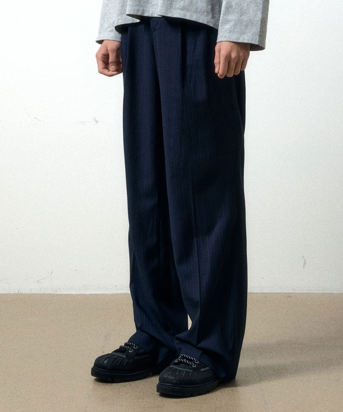 메종미네드(MAISON MINED) PIN STRIPE TWO TUCK PANTS NAVY