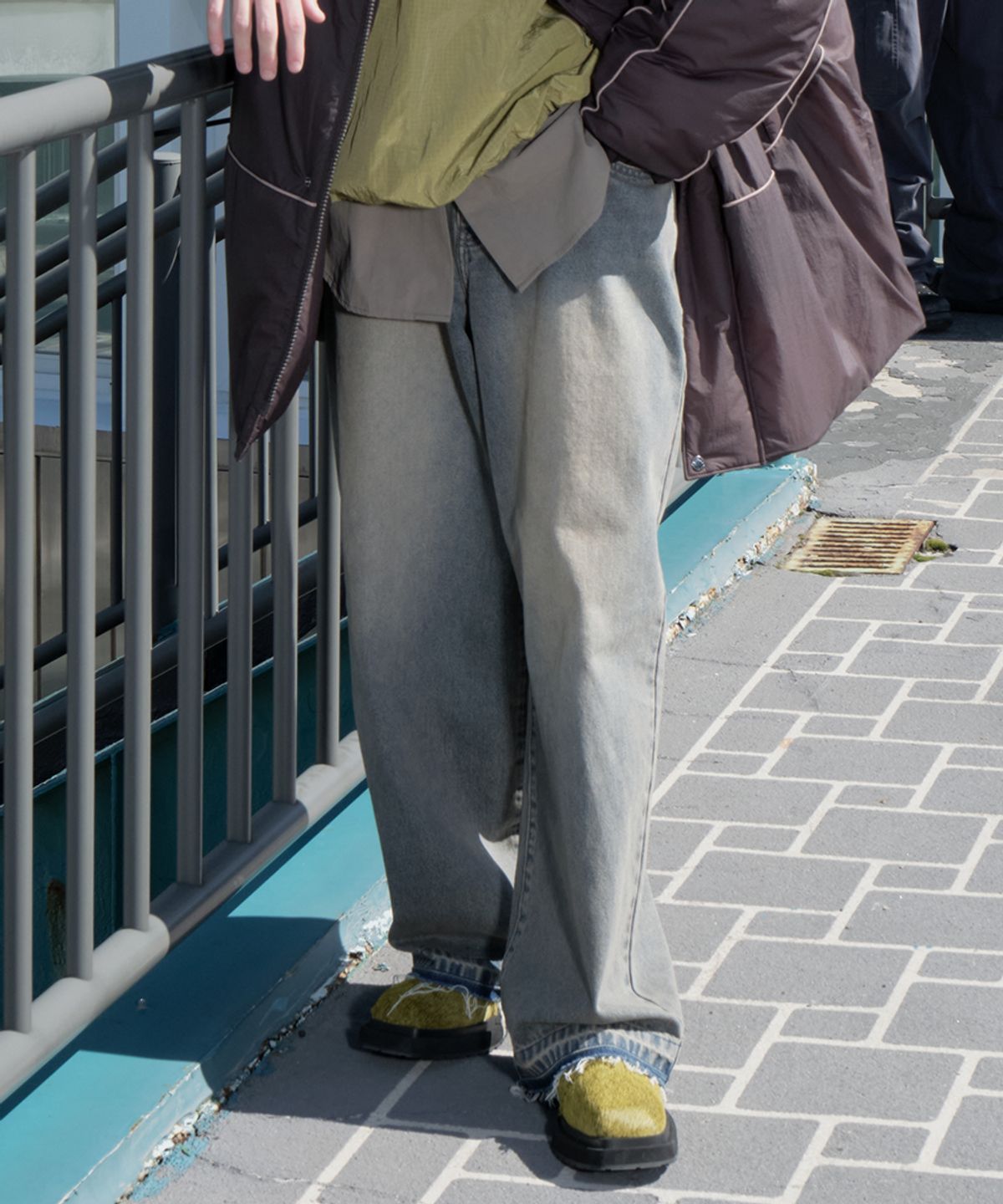 논타입(NONTYPE) HEM CONTRAST WASHED DENIM PANTS (BLUE)