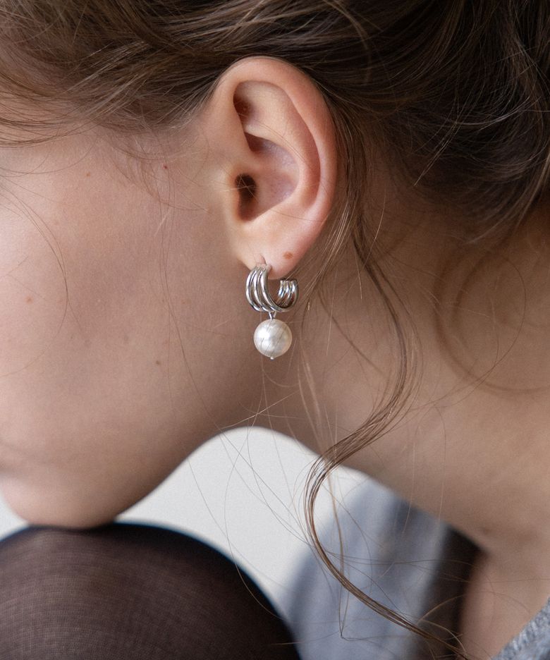 Curved line pearl drop earring