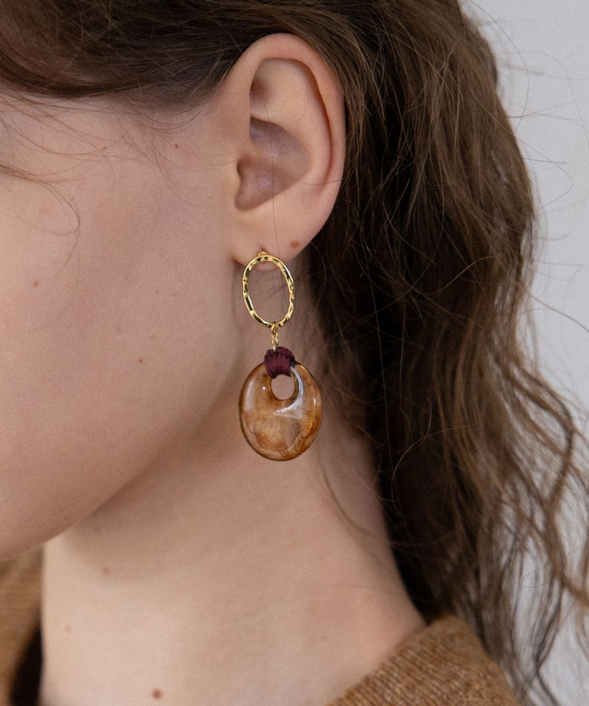 메리모티브(MERRYMOTIVE) Brown marble pendant oval drop earring