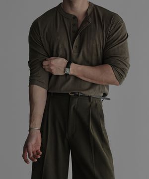 패턴 레귤러 헨리넥 니트티 [카키]