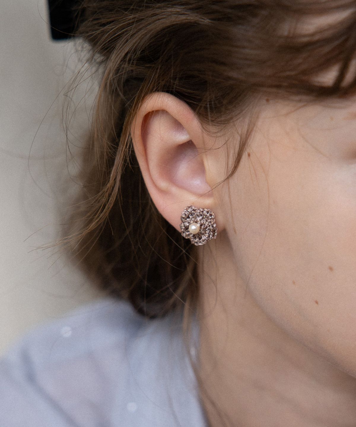 메리모티브(MERRYMOTIVE) Gleaming knit flower earring (Mocha)