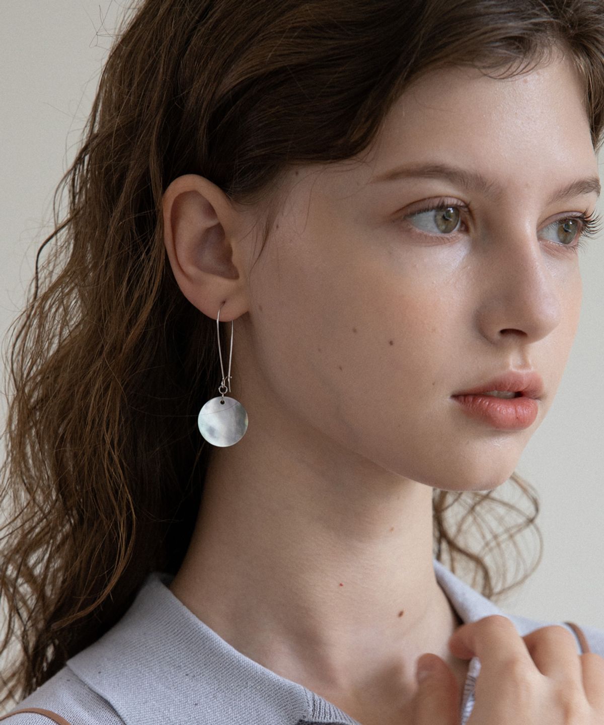 메리모티브(MERRYMOTIVE) Brown Mother of Pearl drop earring