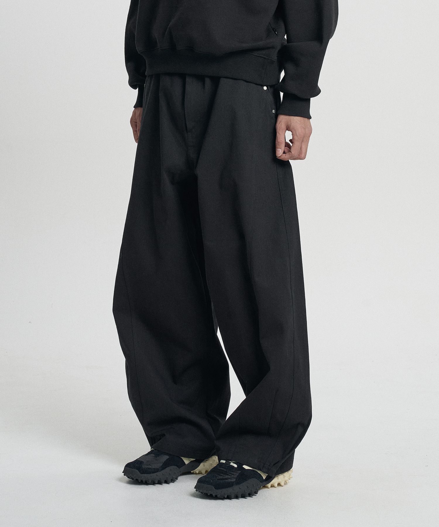 MUSINSA | MOO Curved Incision Balloon Chino Pants - Black