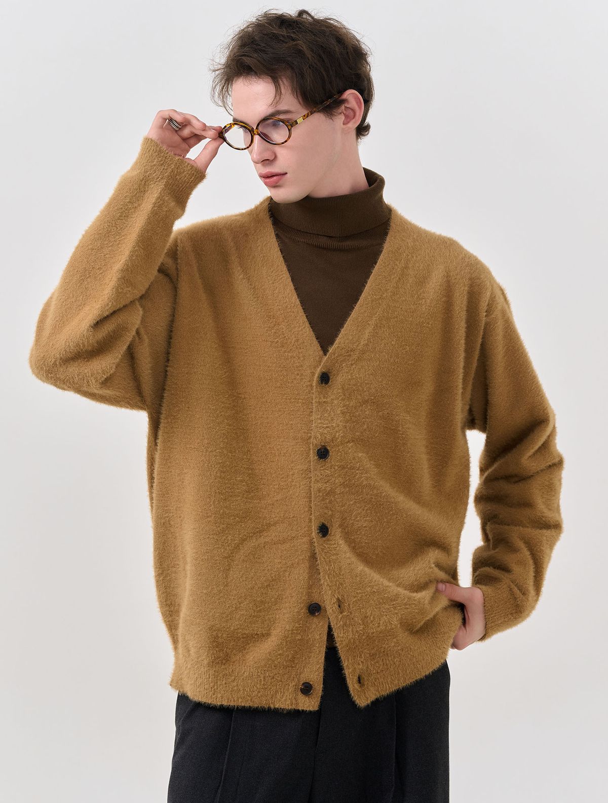 제너럴아이디어(GENERALIDEA) UNISEX 헤어리 브이넥 가디건 [BEIGE] / SBD4U04010
