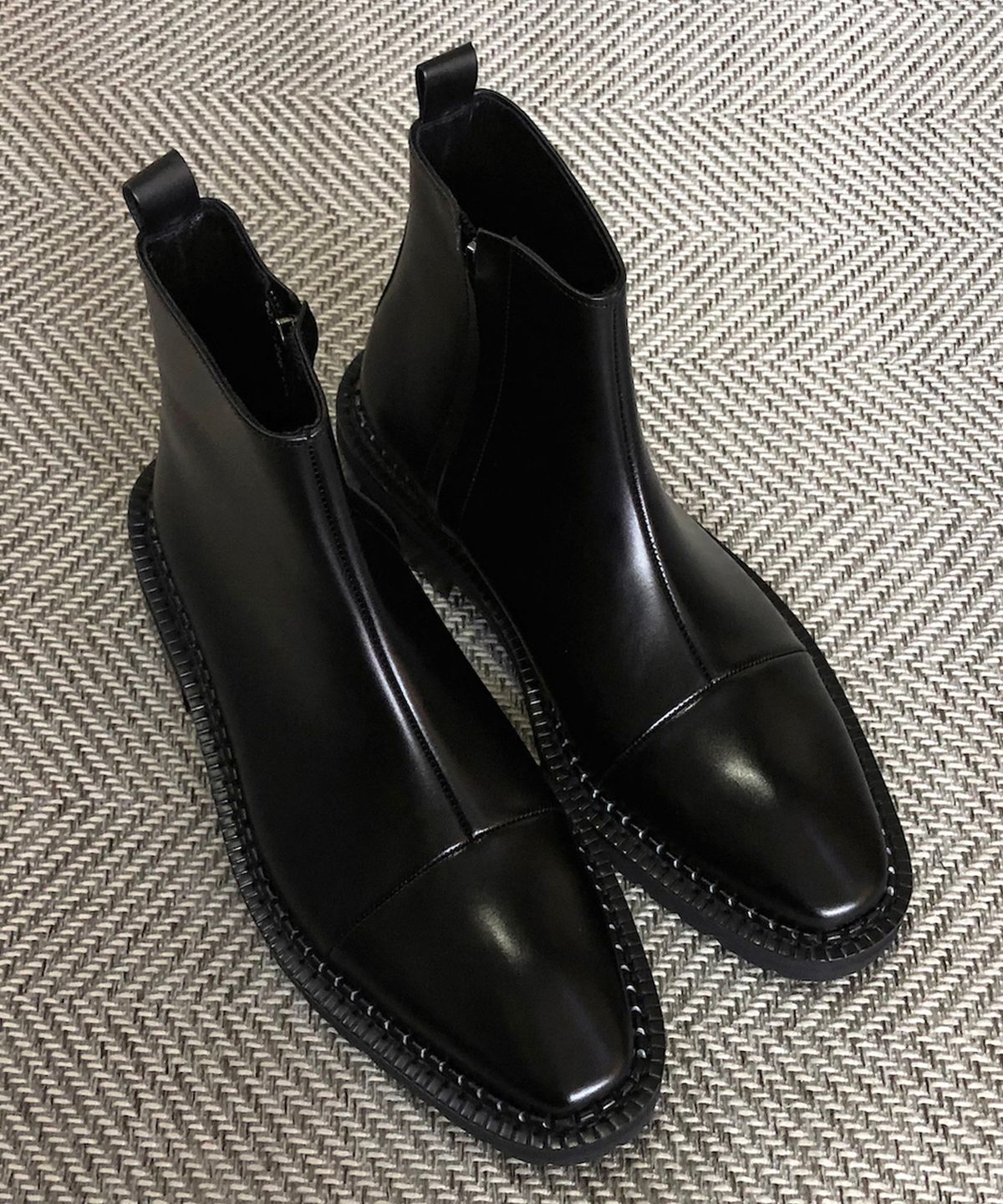 조앤슈(JOENSHOE) 브리핏 사이드지퍼 절개 워커 부츠 블랙