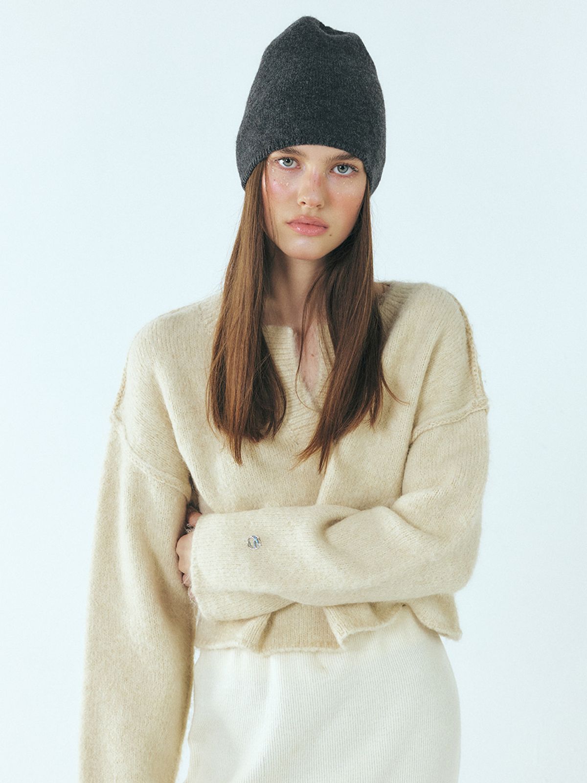 에트몽(ETMON) Neck-Slit Knit Pullover, Cream