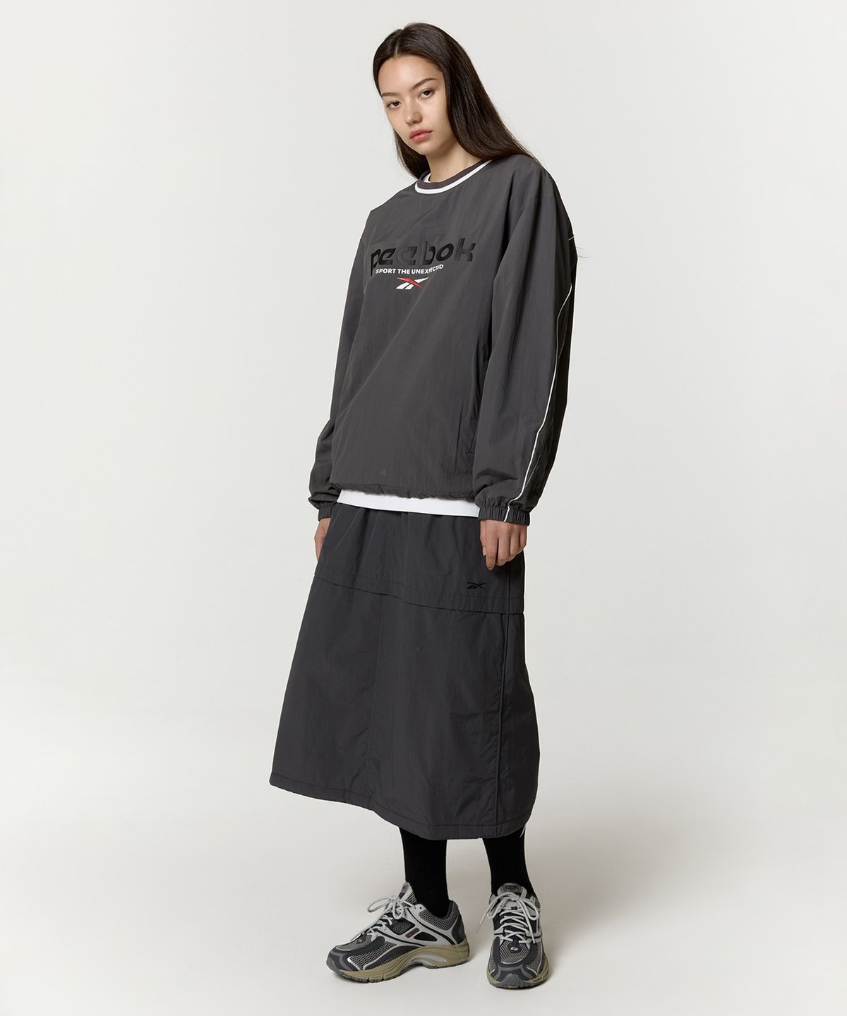 리복(REEBOK) 파라슈트 패딩 스커트 (W) - 차콜