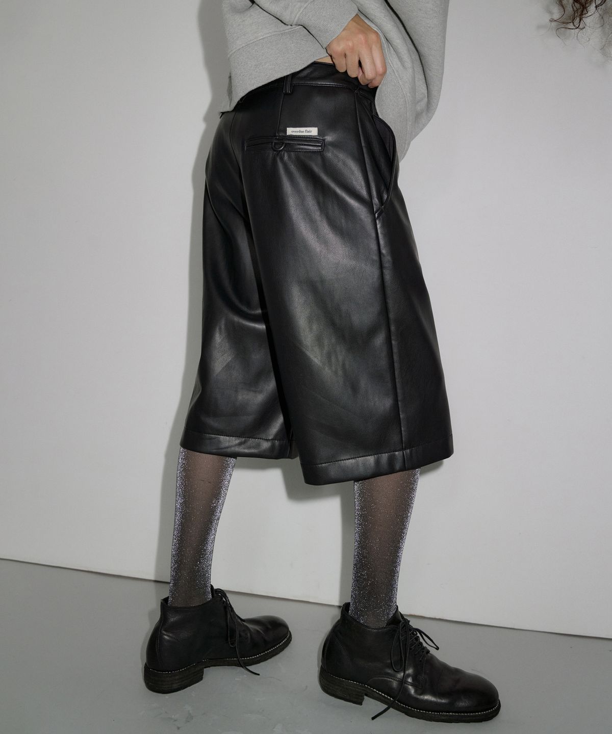 오버듀플레어(OVERDUEFLAIR) LEATHER BURMUDA PANTS_BLACK