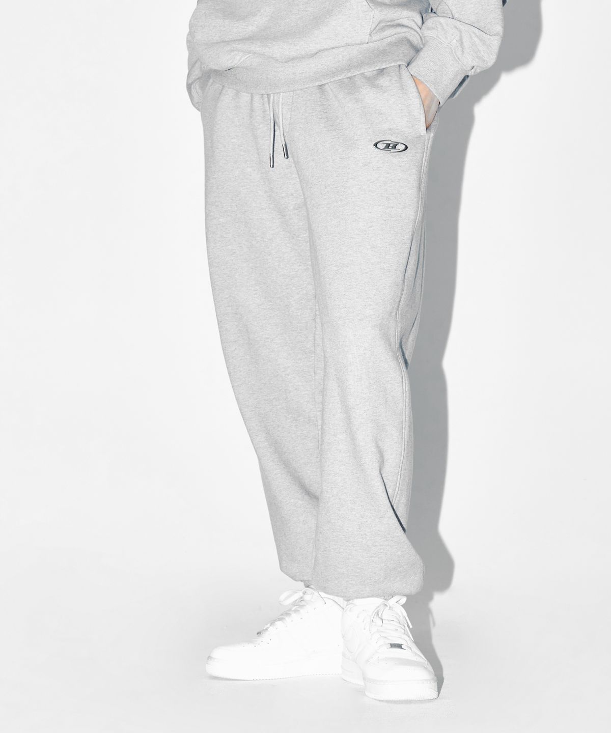 본투윈(BORN TO WIN) CHROME B JOGGER PANTS [MELANGE GREY]