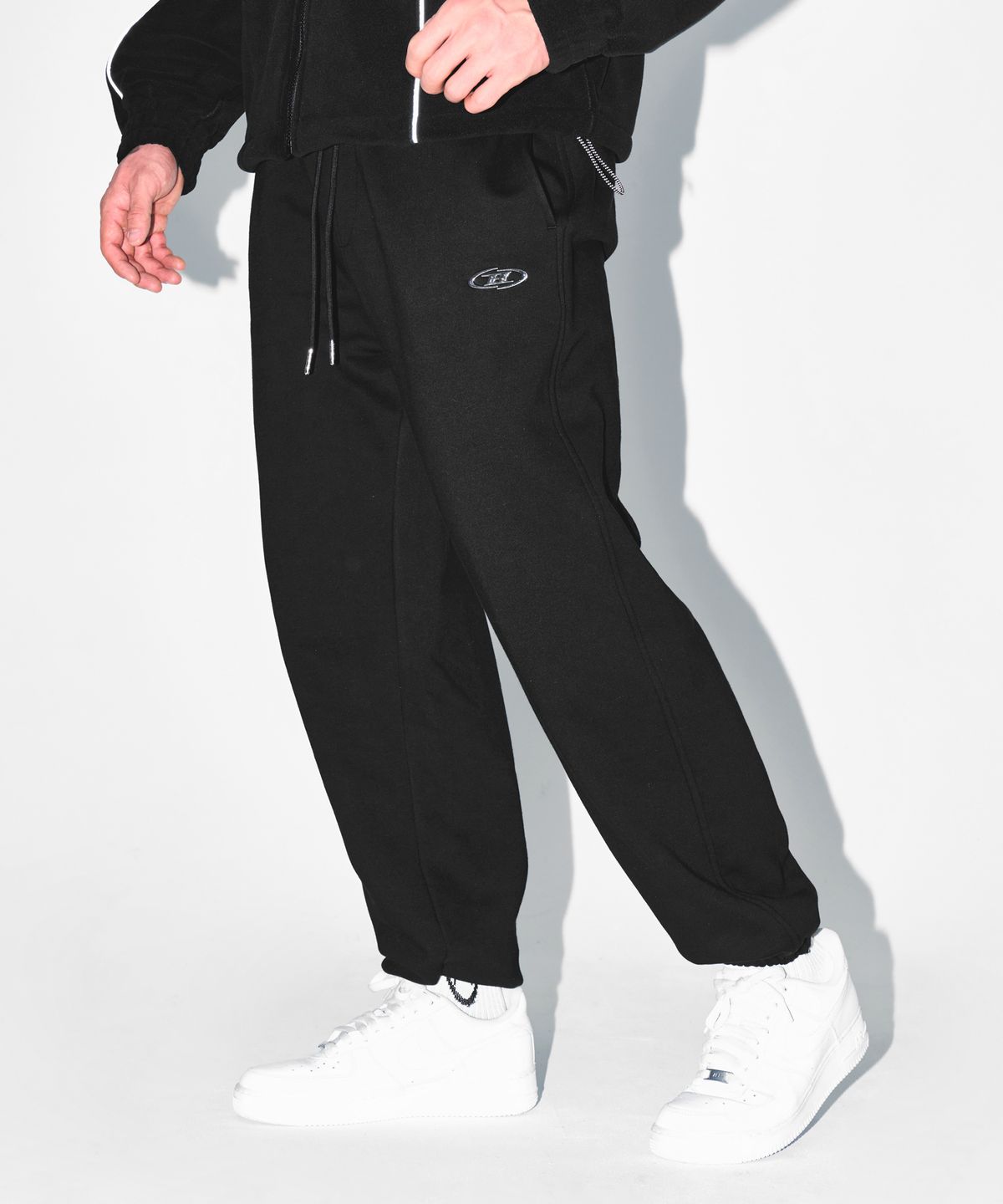본투윈(BORN TO WIN) CHROME B JOGGER PANTS [BLACK]