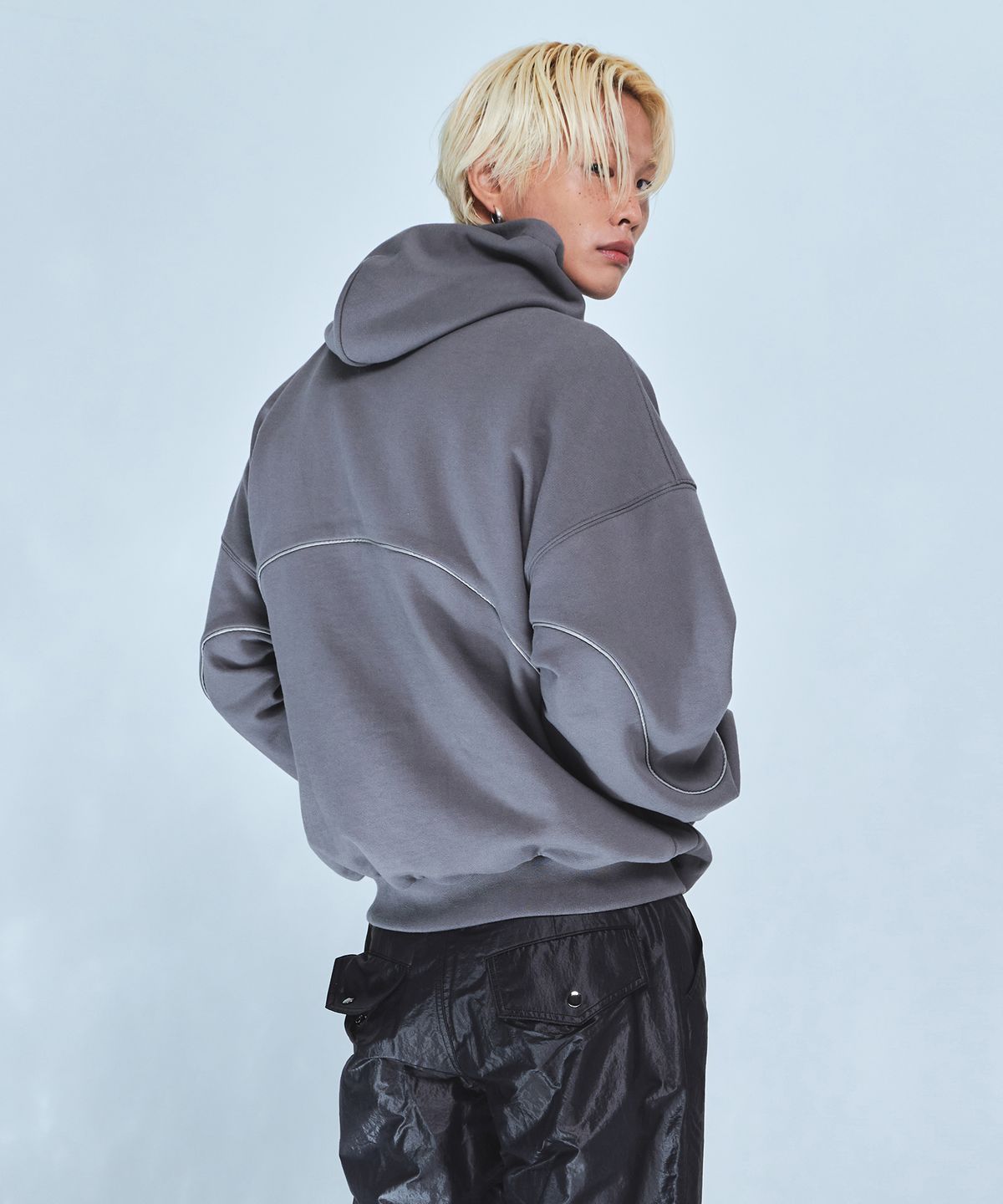 본투윈(BORN TO WIN) BIG CHROME REFLECTIVE LINE HOODIE [CHARCOAL]