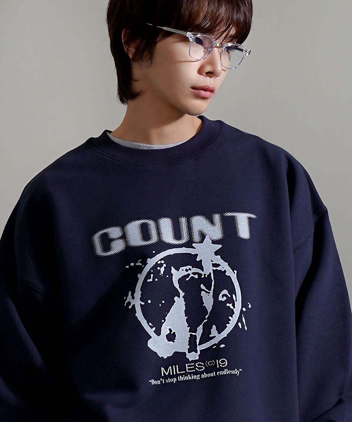 더마일(THEMILE) 캣스타 카운트 스웨트 맨투맨 [NAVY]