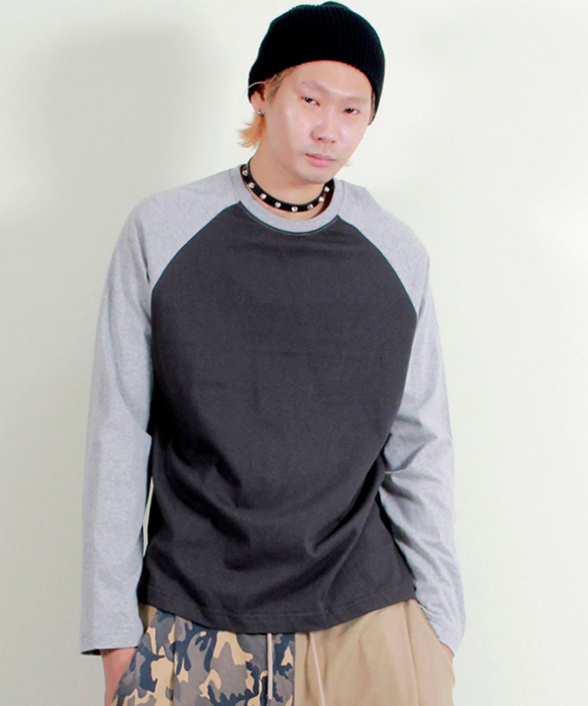 드마크(DEMARC) 라글란 배색 솔리드 긴팔 티셔츠 그레이&차콜