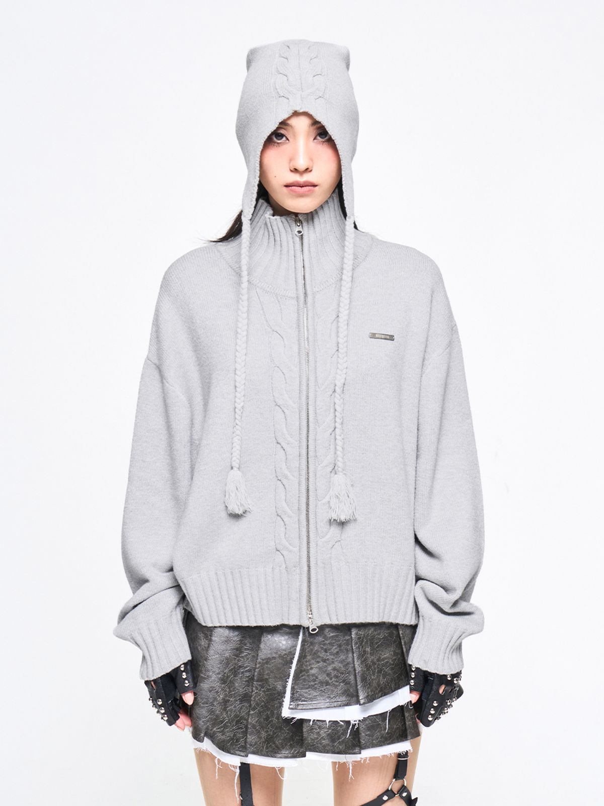 와이이이엘(YEEL) CABLE KNIT METAL LOGO ZIP-UP GREY