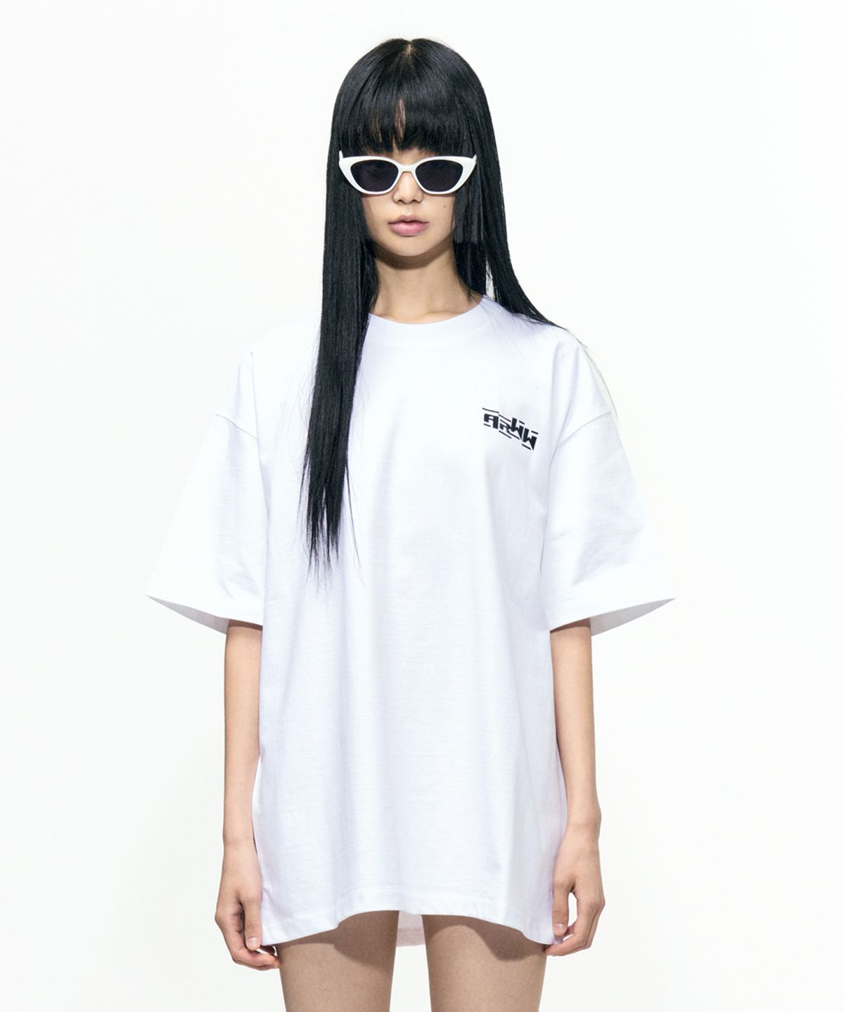에이프런웨이(AIFERUNWAY) 화이트 로고 티셔츠
