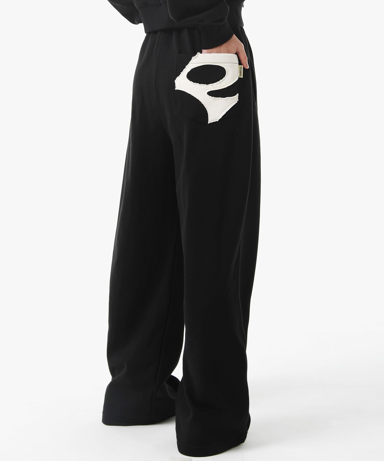 MUSINSA | PIECEMAKER PCE POCKET APPLIQUE SWEAT PANTS (BLACK)