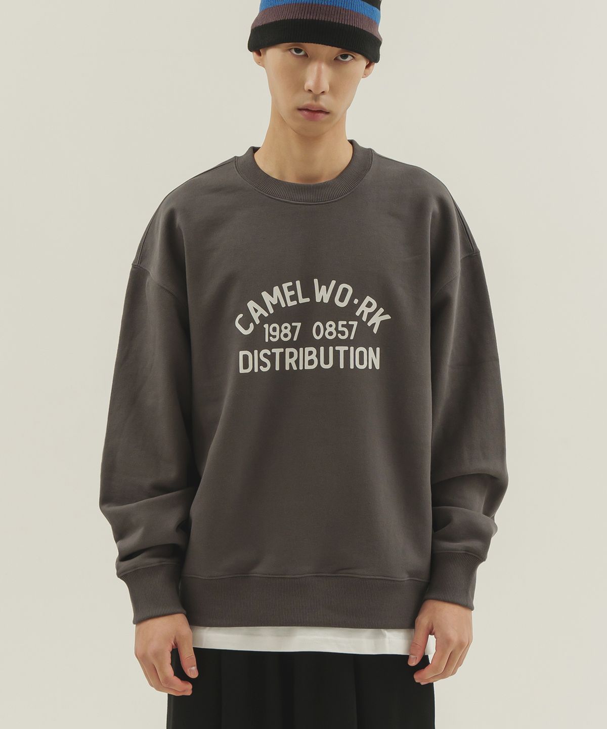 카멜워크(CAMEL WORK) 카멜 디스트리뷰션 라운드 로고 스웨트셔츠(차콜)