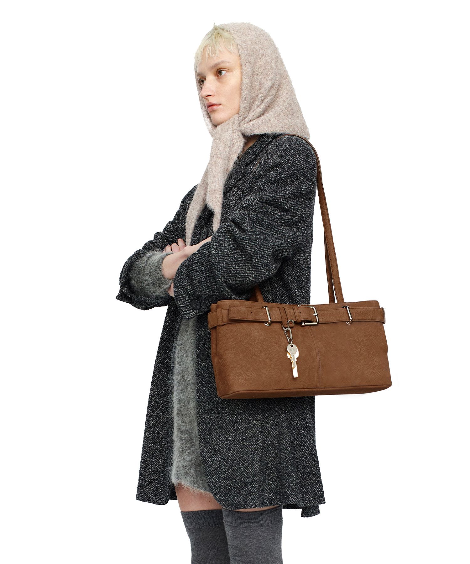 MUSINSA | OSOI SHOULDER BROCLE [NUBUCK BROWN]