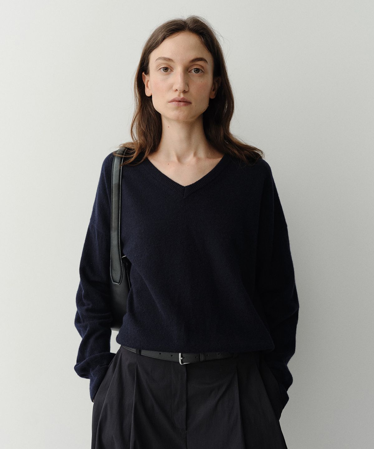 이아(EAAH) RODE CASHMERE V NECK PULLOVER (NAVY)