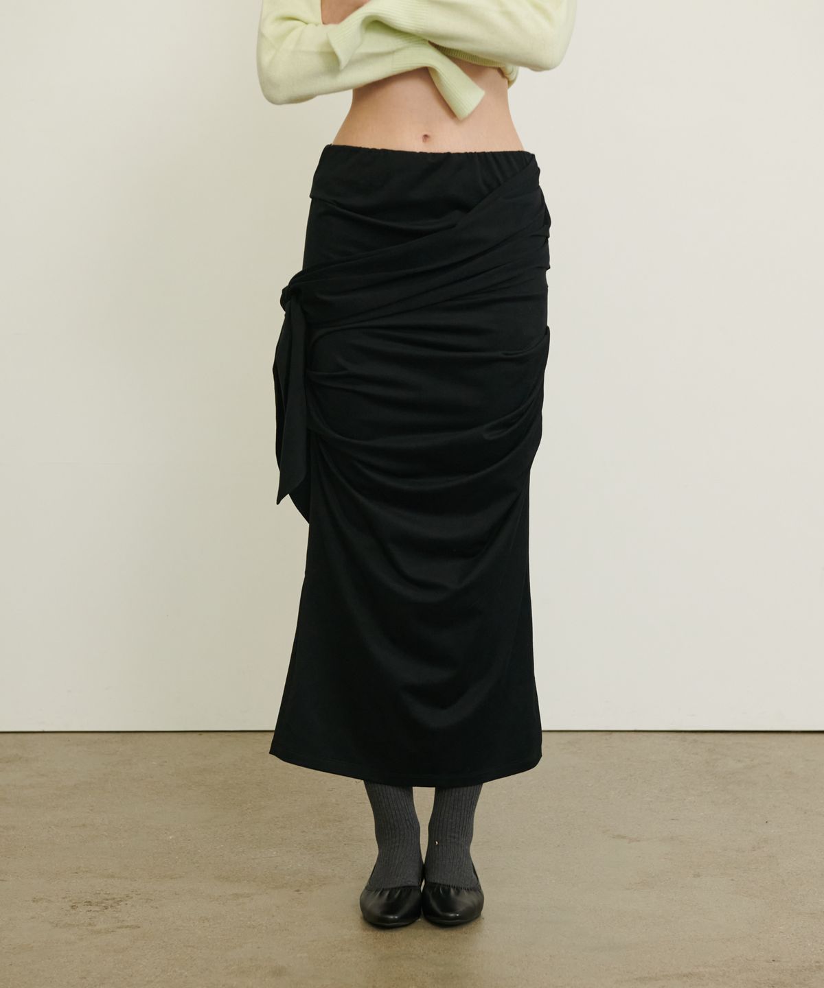 언뮤트(UNMUTE) DRAPERY RIBBON TIE SKIRT_BLACK