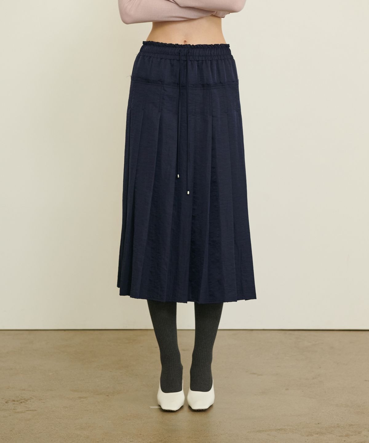언뮤트(UNMUTE) NEW MODERN PLEATED SKIRT_NAVY