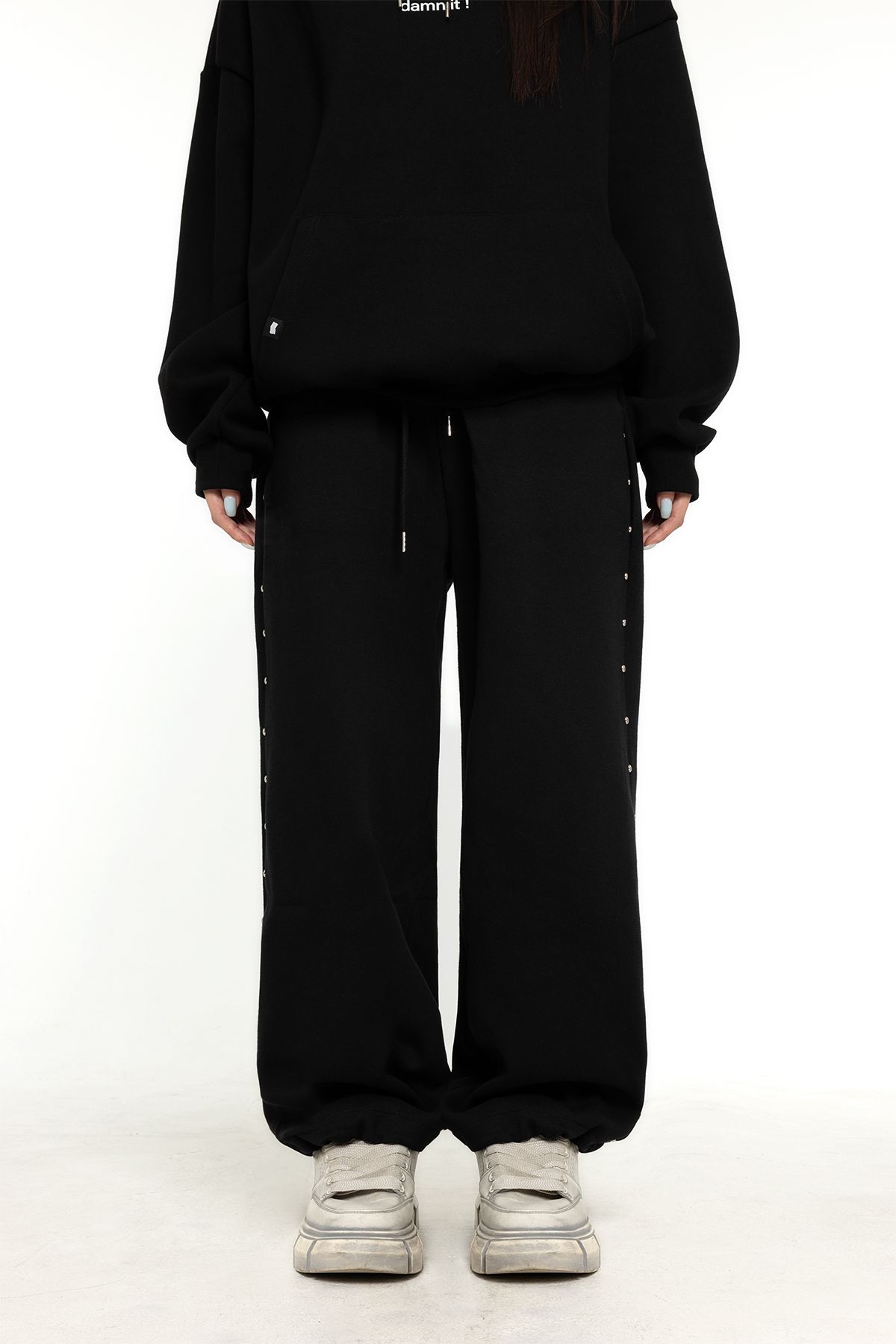 위드노쇼어(WITHNOSHORE) stud two way sweat pants - black