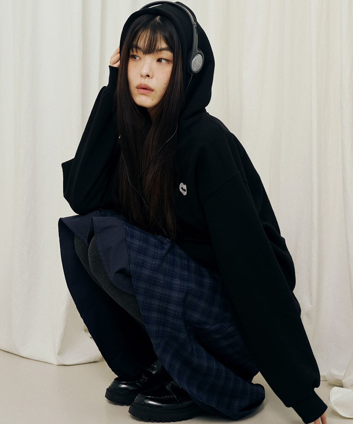 미헤브(MIHEV) [UNISEX] 클래식 스몰 심볼 후드 블랙