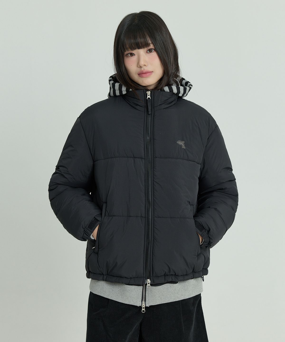 와이케이(WAIKEI) 돌핀 자수 숏패딩 블랙