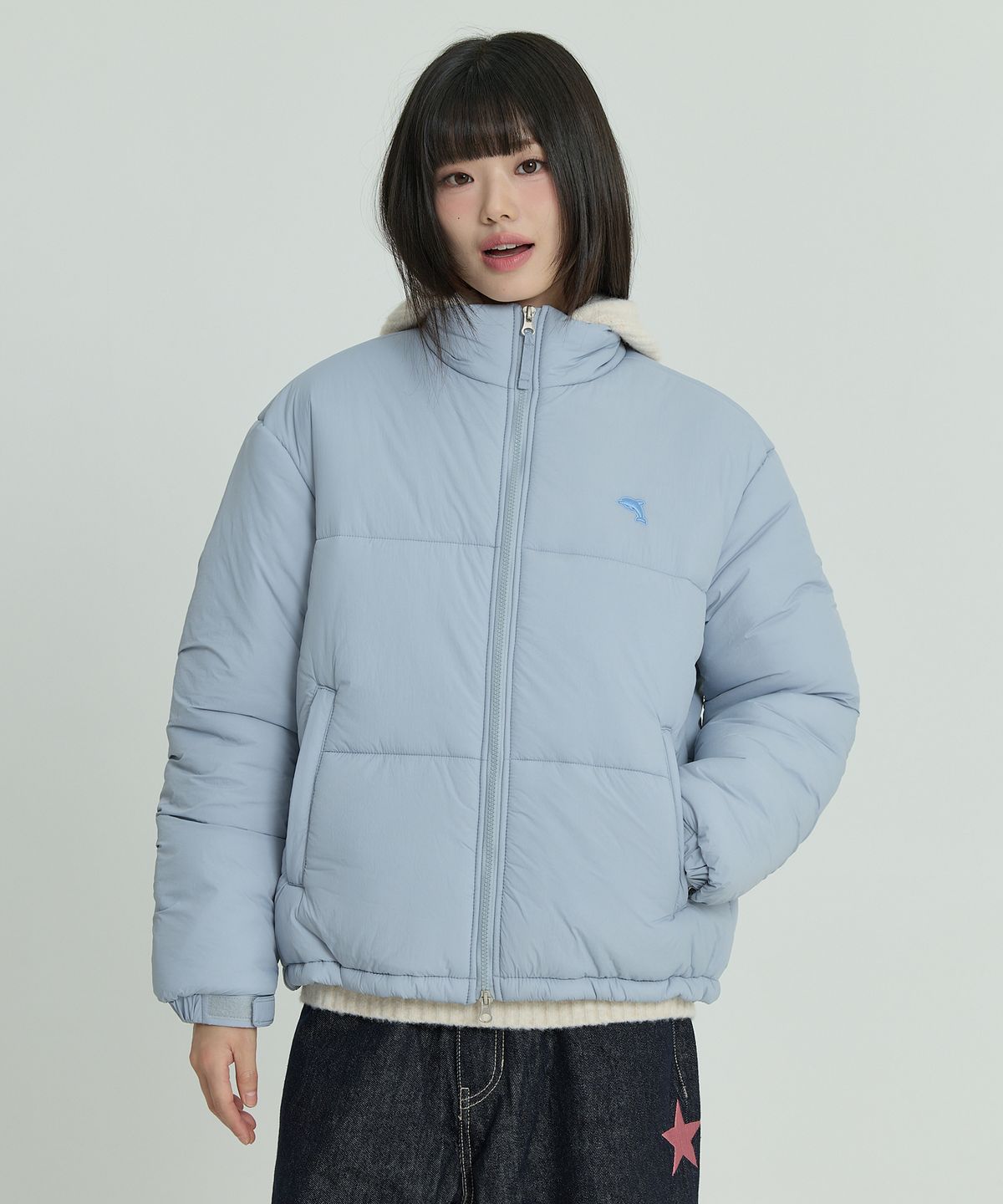 와이케이(WAIKEI) 돌핀 자수 숏패딩 스카이블루