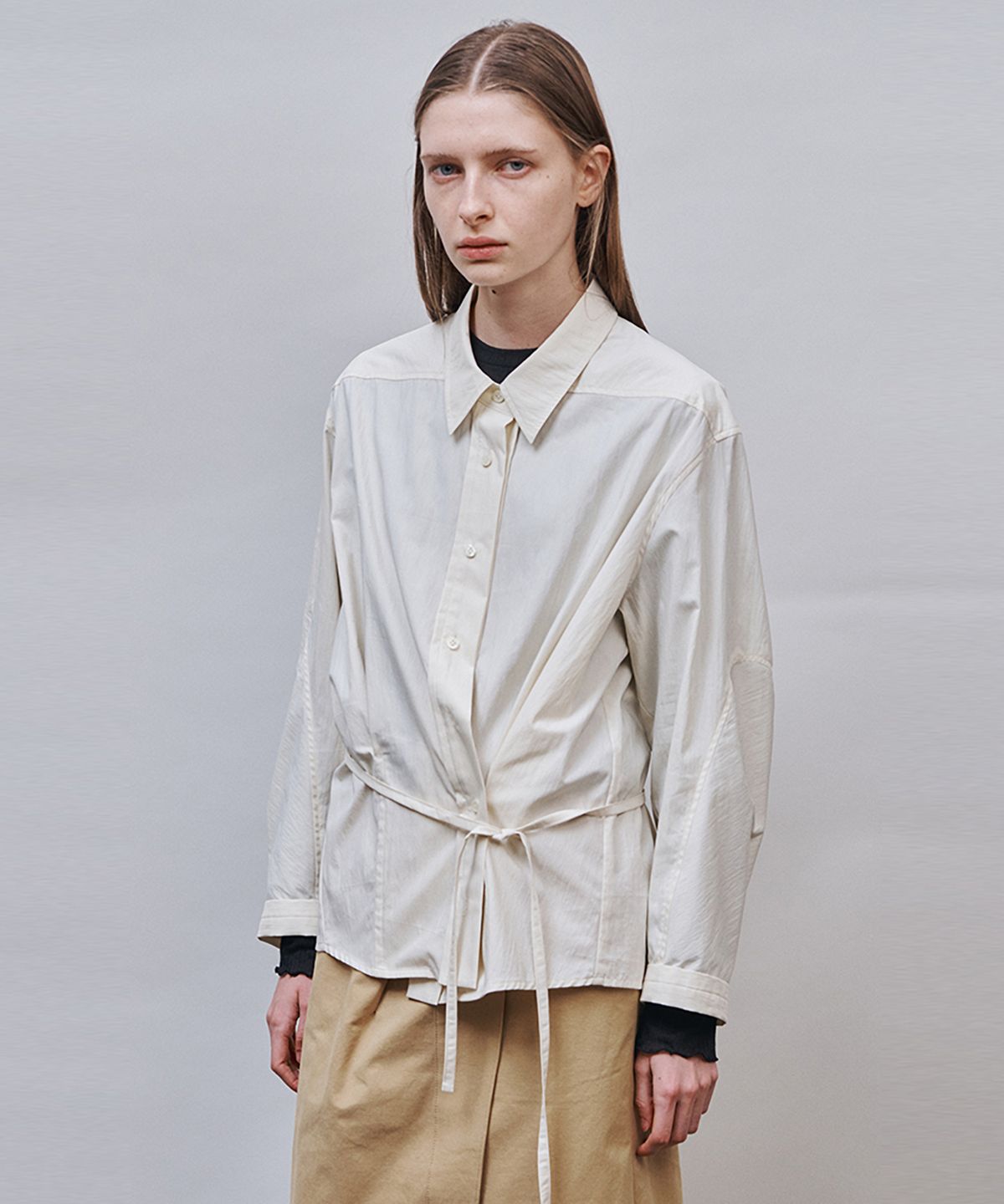 아위(AHWE) STRAP TUCKED SHIRT_Cream