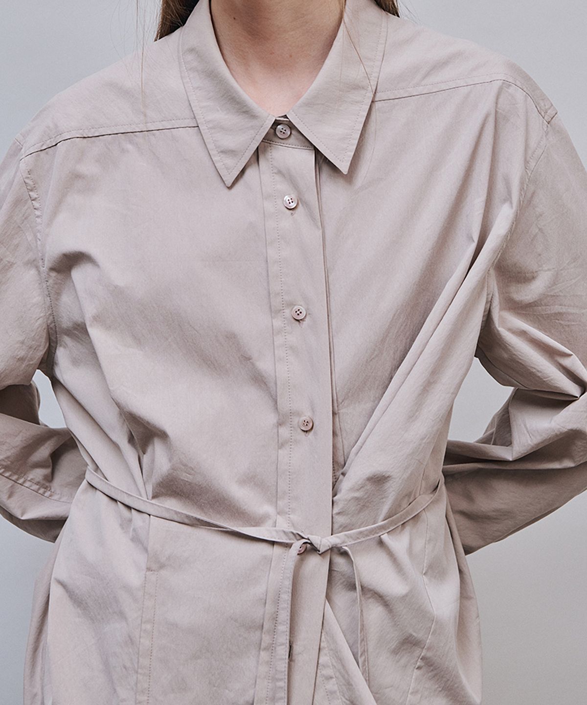 아위(AHWE) STRAP TUCKED SHIRT_Mocha