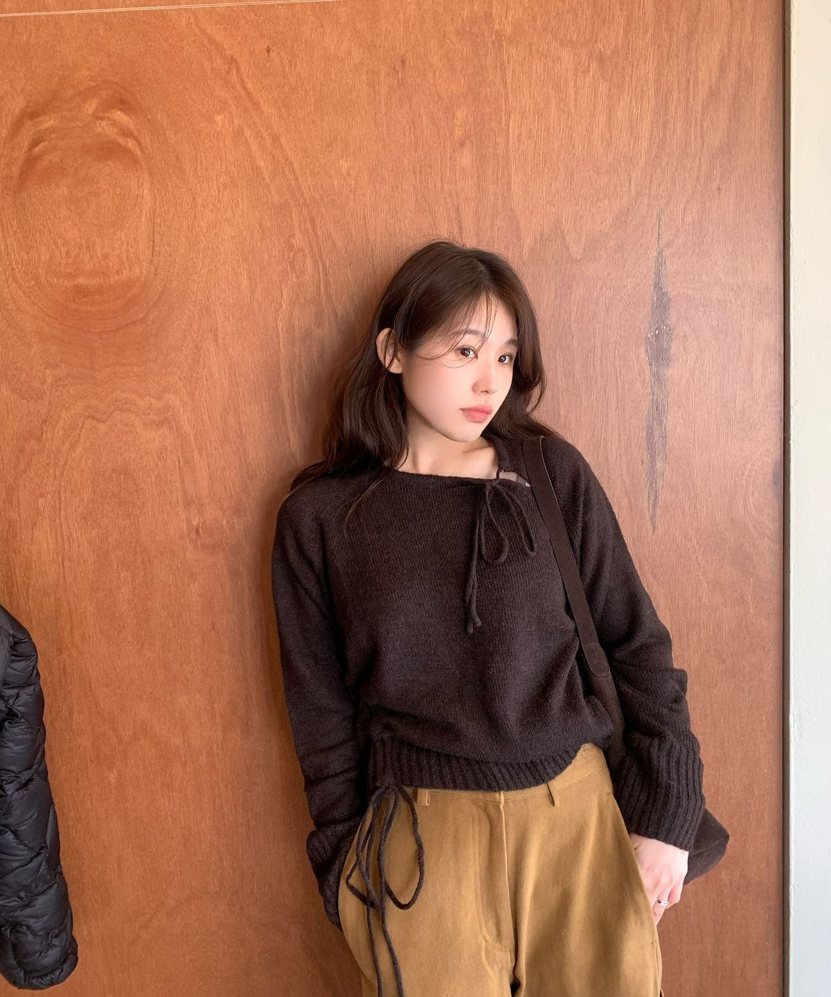 아위(AHWE) STRING SWEATER_BROWN
