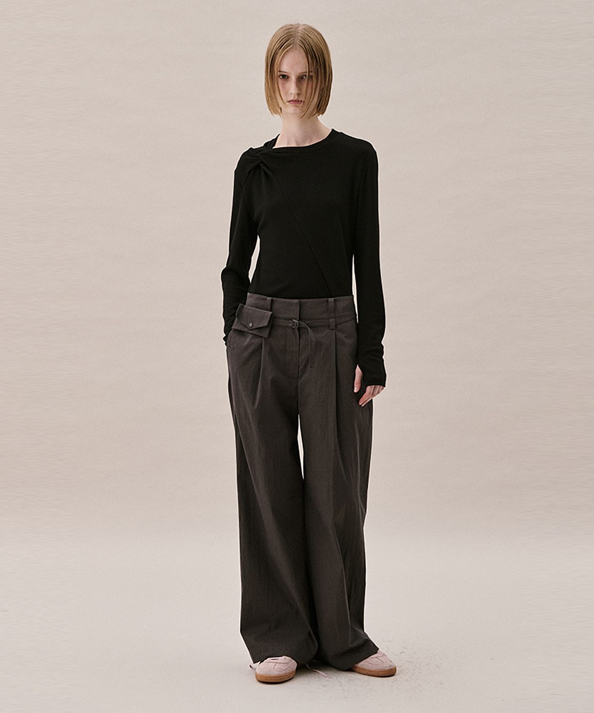 아위(AHWE) TWISTED T-SHIRT_BLACK