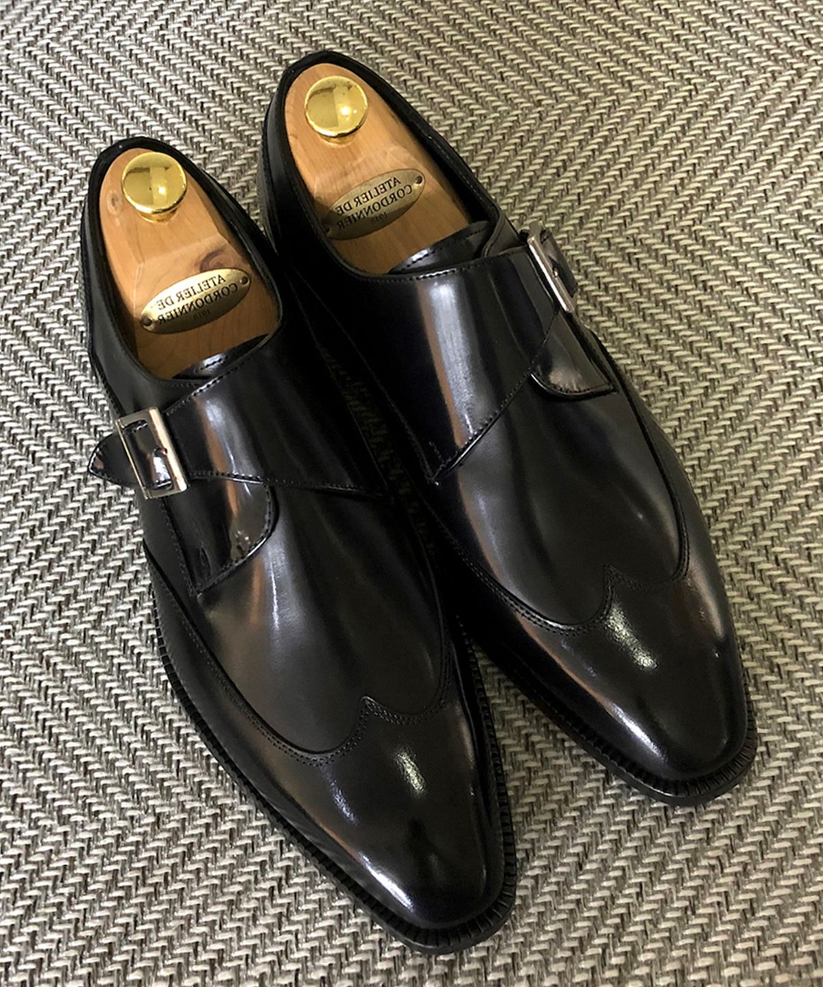 조앤슈(JOENSHOE) 놉 베이커 윙팁 원몽크 블랙복스