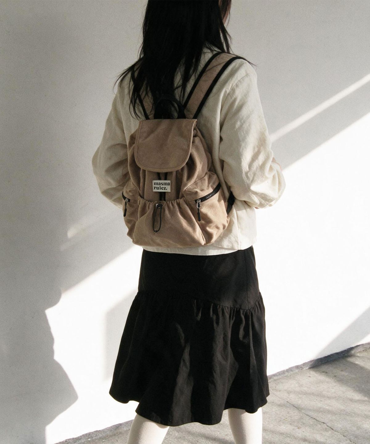 마스마룰즈(MASMARULEZ) 미니 스웨이드 플랩백팩 _베이지