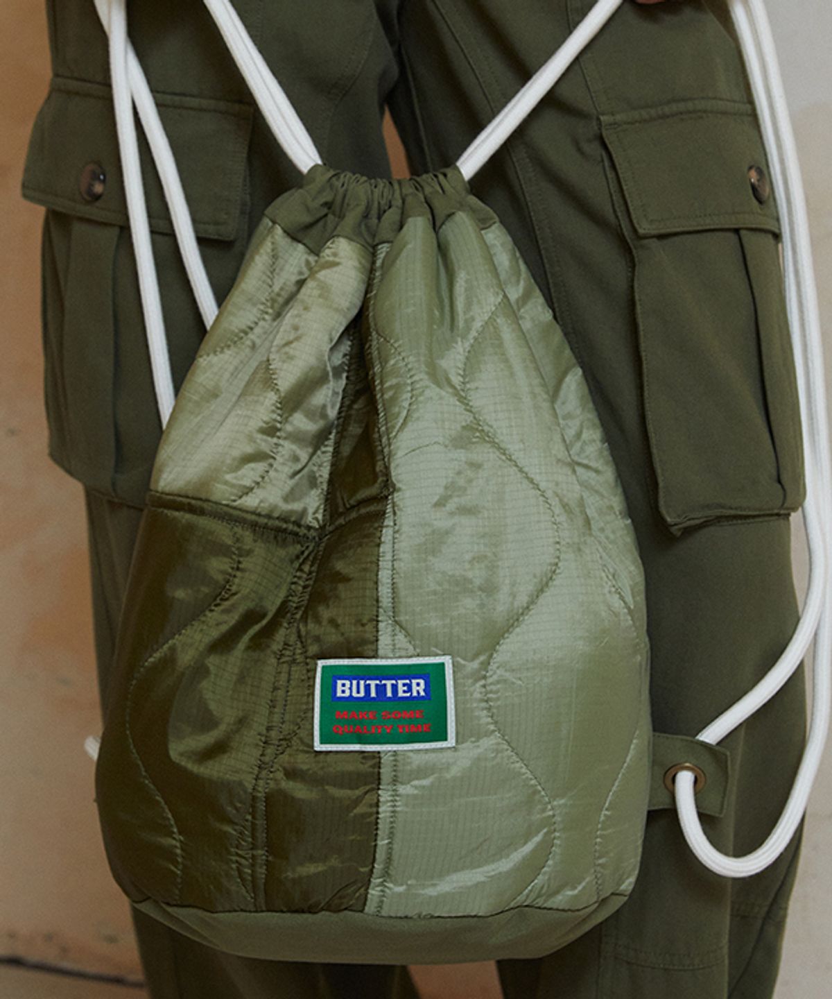 그린버터(GREENBUTTER) Quilted Drawstring Bag (Khaki)