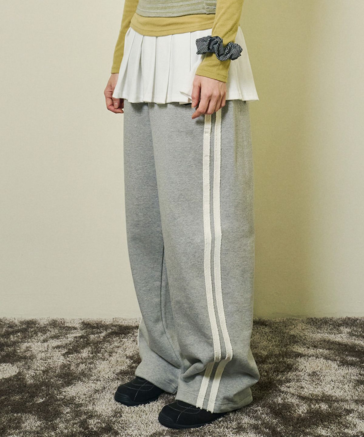 미헤브(MIHEV) [UNISEX] 더블 라인 스트라이프 스웻팬츠 멜란지