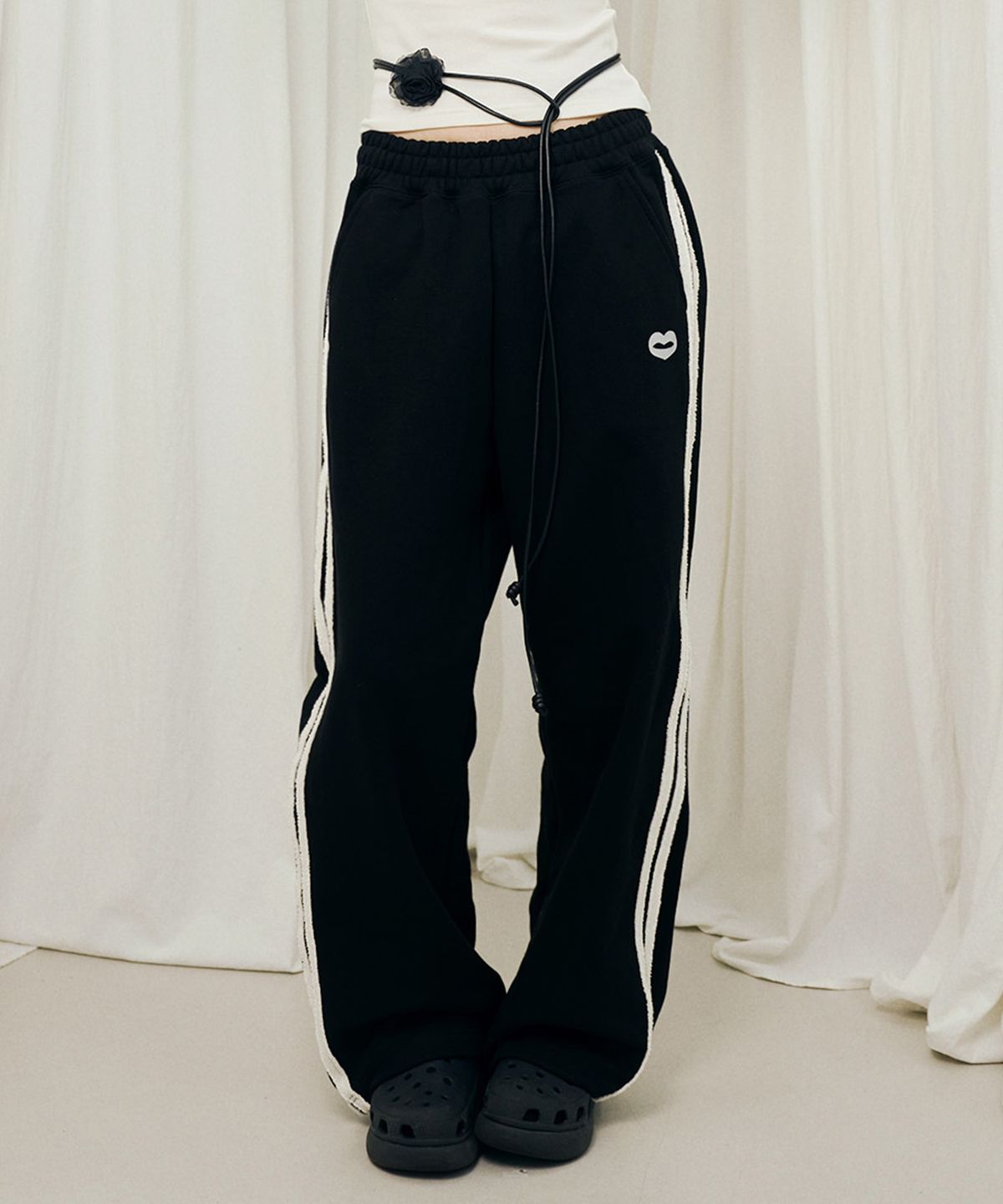 미헤브(MIHEV) [UNISEX] 더블 라인 스트라이프 스웻팬츠 블랙