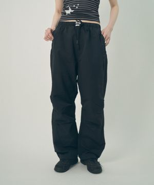 [UNISEX] 커브드 라인 파라슈트 나일론 팬츠 블랙