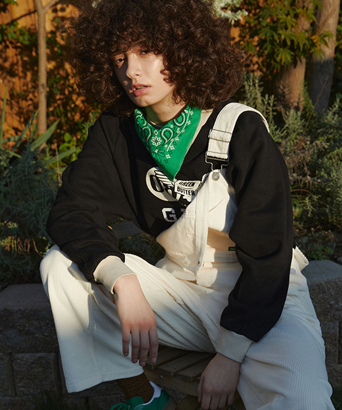 그린버터(GREENBUTTER) Contrast Fluff Sweatshirt (Black)