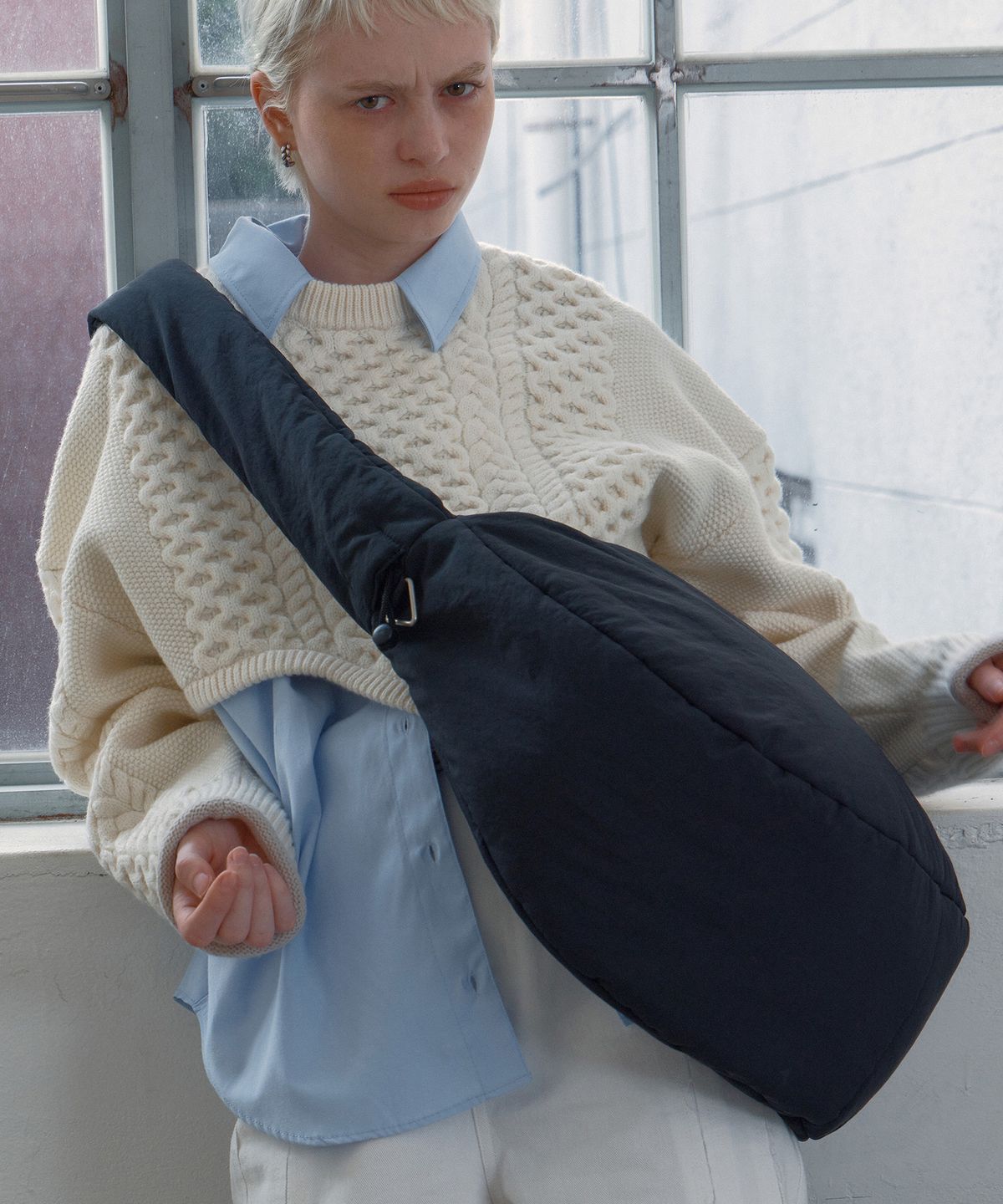 언더컨트롤 스튜디오(UNDERCONTROL STUDIO) 끈 조절 패딩 숄더백 CLOUD CROSS BODY BAG / BIG / CONVERT STRAP / BK