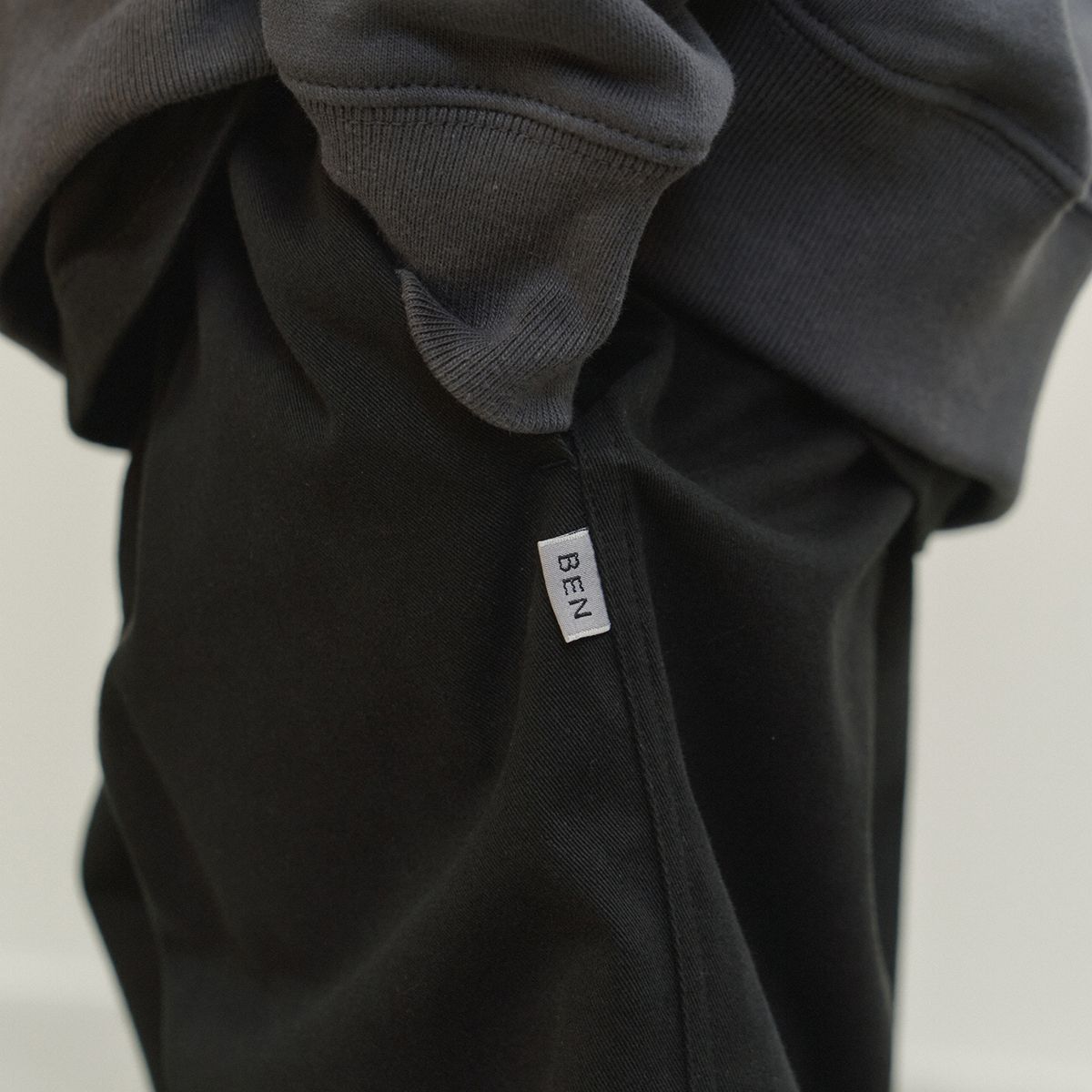 벤(BBEEEENN) 시그니처 트라우저_블랙