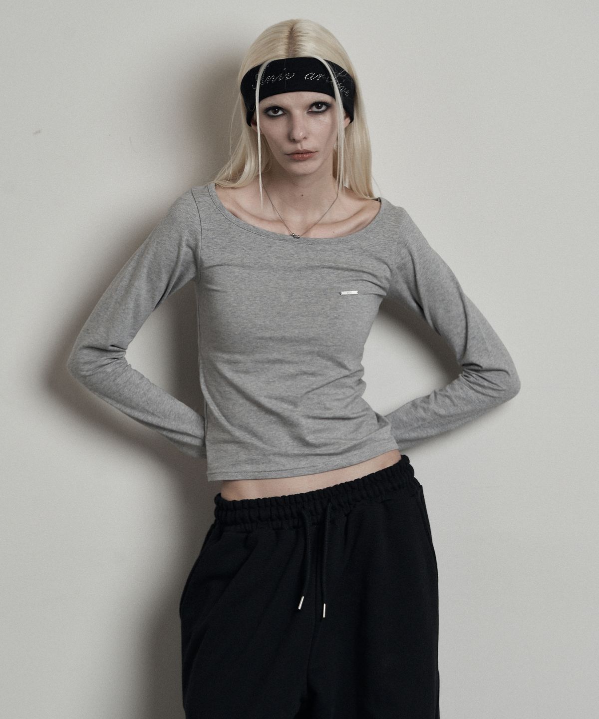 어니브(ANIV) OVAL NECK STEEL LOGO SLEEVE GRAY