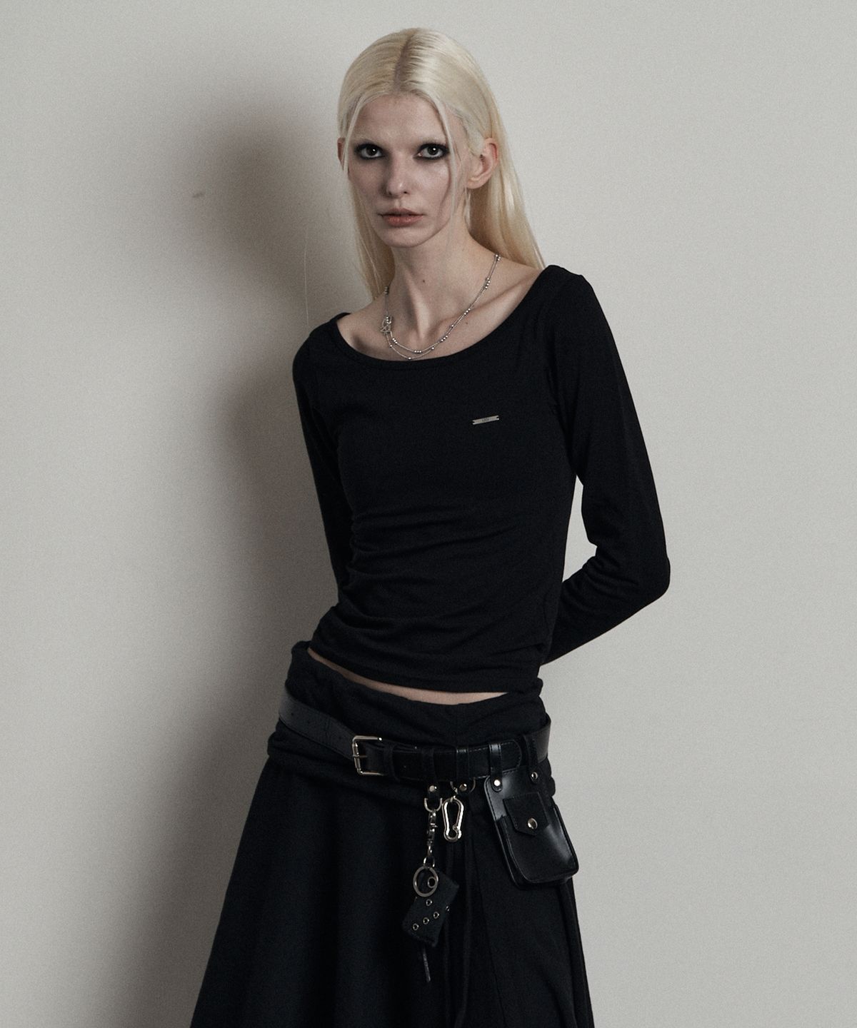 어니브(ANIV) OVAL NECK STEEL LOGO SLEEVE BLACK